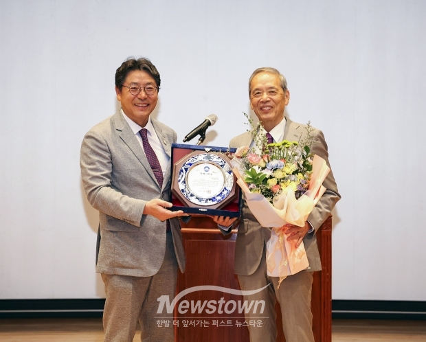 홍태용 김해시장(사진/좌측)이 지난 9월 27일 제29회 가야사학술회의에서 발표자로 참석한 후쿠오카대(인문학부) 다케스에 준이치 명예교수(사진/우측)에게 명예시민증을 수여했다.