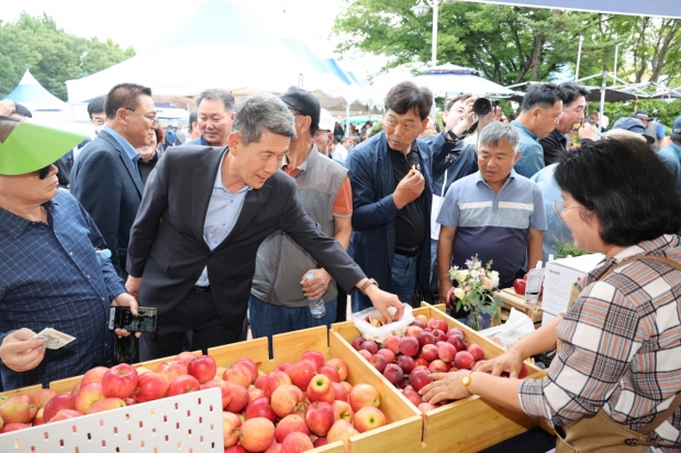 이강덕 포항시장이 1일 ‘제77주년 한국농촌지도자 전국대회’가 열리고 있는 행사장을 둘러보고 있다.