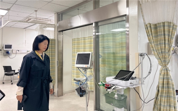 강경희 보건의료정책과장이 기능보강사업으로 신규 도입한 진단장비를 둘러보고 있다.