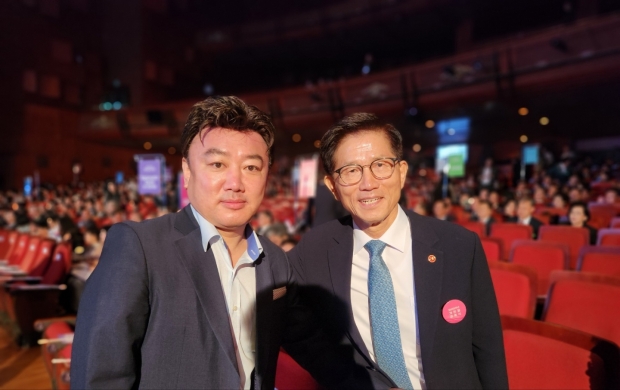 오른쪽부터 김문수 고용노동부 장관, 강태우 국제광고진흥협회 회장 겸 전국시니어노조(한국노총) 전략기획본부장