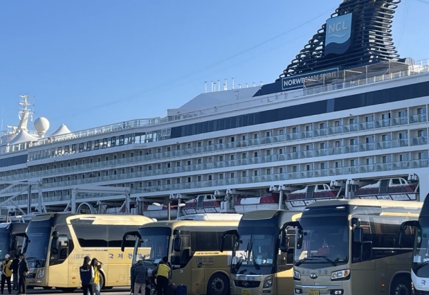 노르웨지안 스피릿 호(Norwegian Spirit)가 인천항 크루즈터미널 입항 사진