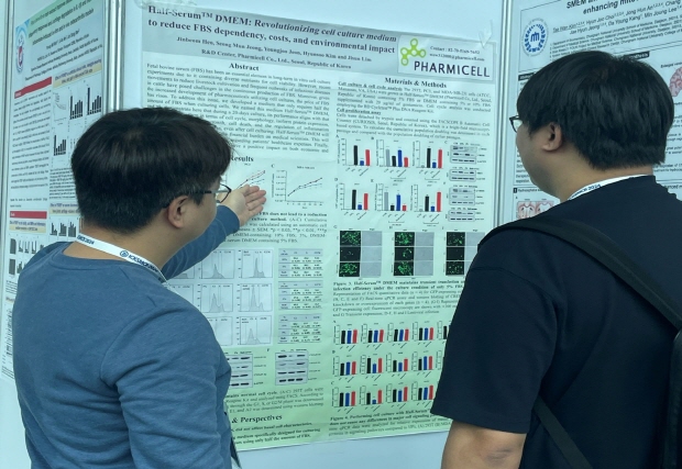 사진설명 : 파미셀 관계자가 Half-Serum DMEM 연구결과를 설명하는 모습