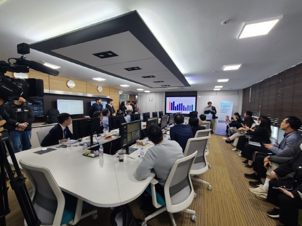 제이엘케이 류위선 최고의학책임자가 인공지능 VS 석학의 대결 결과를 발표하고 있다.