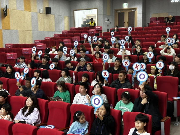 포항가속기연구소 과학관에서 열린 지난 12일과 ‘제2회 밝은 빛 과학탐방’ 행사의 하나인 OX퀴즈에 어린이 및 청소년들이 참여하고 있다.