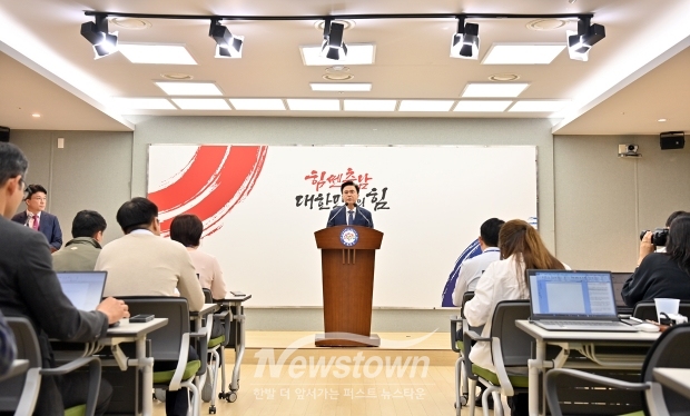 김태흠 충남도지사가 10월 14일 충남도청 프레스센터에서 긴급 기자회견을 열고 “경찰학교를 동서화합과 지역균형 발전을 위해 남원에 설립해야 한다는 성명 발표는 심히 불쾌하고 유감”이라면서 “경찰학교가 남원에 가는 것과 동서화합이 무슨 관계가 있는지 모르겠고, 균형발전과 무슨 관계인지 모르겠다”고 비판했다.