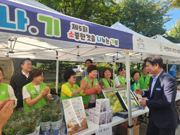 조용익 시장이 참여자들을 격려하고 있다.