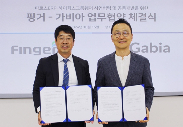 안인주(왼쪽) 핑거 대표와 전정완 가비아 부사장이 15일 업무협약을 체결하고 있다.