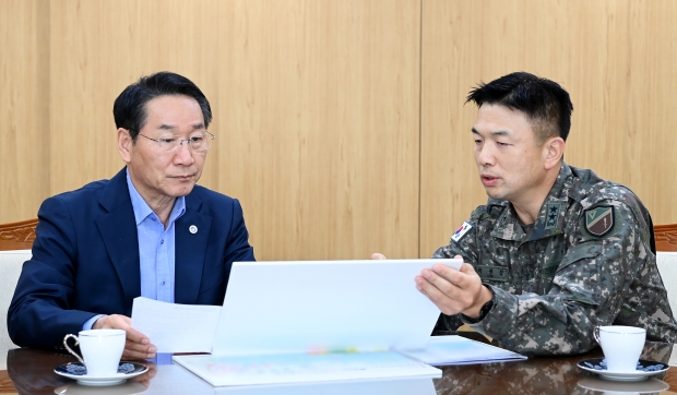 유정복 인천광역시장이 16일 시청 접견실에서 최근 북한의 도발과 관련해 이광섭 육군 제17보병사단장과 인천지역 안보현안을 논의하고 있다.