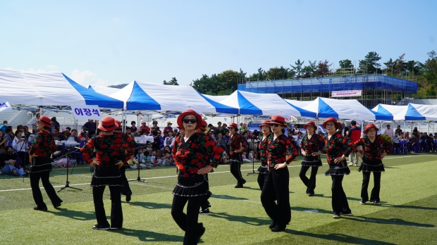 안강문화유랑 5회차 문화 나눔 프로그램이 지난 11일 안강종합운동장에서 진행되고 있다