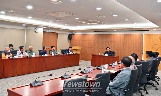 김태흠 충남도지사가 10월 18일 충남도청 상황실에서 지천수계 댐 건설 시 수몰되는 부여군 은산면 용두리·거전리·장벌리 3개 마을 이장·주민 등 13명과 간담회를 가졌다.
