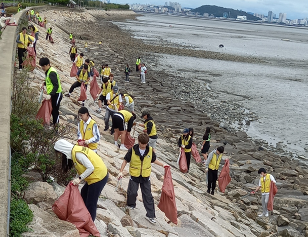 지난 9월, 영종봉사단 및 가천대학교 학생들 해양쓰레기 줍깅 활동 사진
