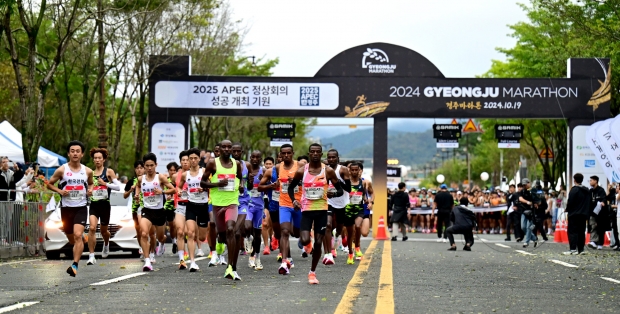 지난 19일 오전 8시 ‘2024 경주국제마라톤대회’에 참가한 1만 2000여명의 국내‧외 마라토너들이 경주시민운동장에서 힘차게 출발하고 있다.