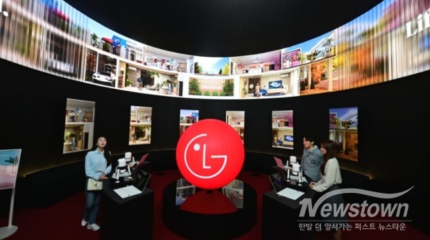 22일부터 나흘간 서울 코엑스에서 열리는 제55회 한국전자전에서 관람객들이 생성형 AI 기반으로 고객의 삶을 업그레이드하는 ‘LG AI홈’ 솔루션 관련 미디어아트를 감상하고 있다./ 사진=LG전자 제공