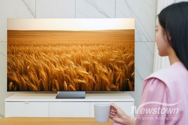 삼성전자 모델이 삼성전자 AI TV를 통해 인공지능 기반인 ‘생성형 배경화면(Generative Wallpaper)’ 기능을 체험하는 모습 / 사진= 삼성전자 제공