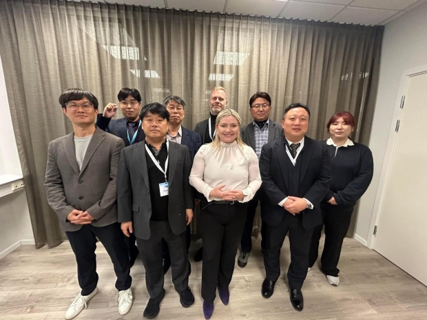 지난 18일 아이슬란드를 방문하고 있는 사절단이 릴자독 일프레도스도티얼드 아이슬란드 문화사업부 장관을 만나 기념촬영을 하고 있다.