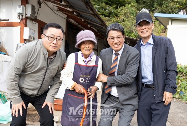 김돈곤 청양군수가 지난 10월 25일 청양군 대치면 시전리에 거주하는 어르신 댁을 직접 방문해 장수지팡이와 대통령 축하 서한을 전달하고 무병장수와 행복을 기원했다.