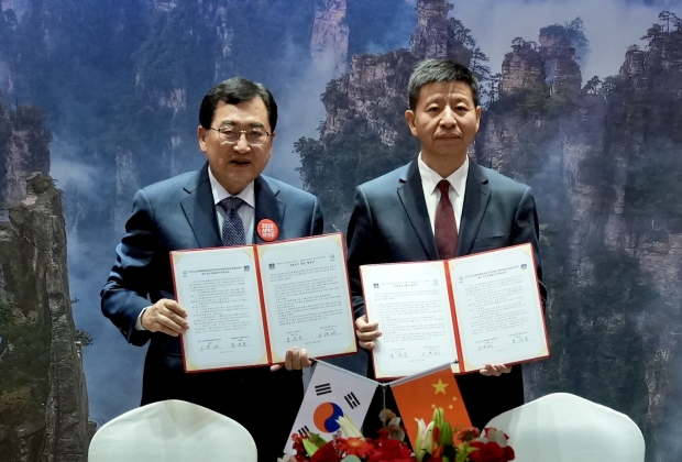 주낙영 시장을 단장으로 한 경주시 대표단이 23일 중국 장자제시에서 왕훙빈 시장과 우호도시 협정을 체결한 후 기념촬영을 하고 있다