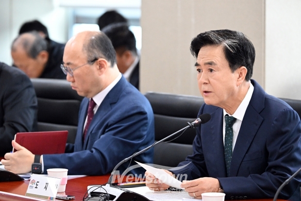 김태흠 충남도지사가 10월 28일 충남도청 중회의실에서 열린 제68차 실국원장회의에서 “지난 21일 국토부의 운행계획 인가로 11월 2일부터 아산만 순환열차가 운행을 시작한다”며 “아산만권 도시간 교통 편의성을 높여 하나의 광역경제생활권 형성을 가속화시킬 것으로 기대된다”고 말했다.