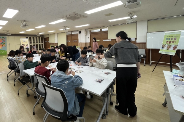 ‘마음이 건강한 행복학교 만들기’ 사업의 일환으로 정신건강 캠페인을 진행하는 모습