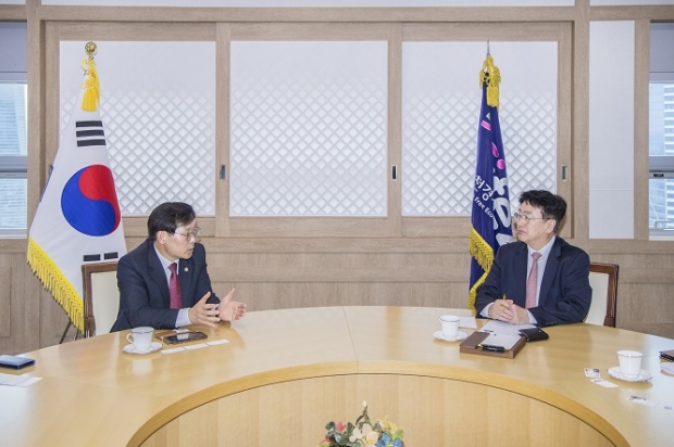 인천 중구의회(의장 이종호)는 지난 29일 인천경제자유구역청을 방문하여 윤원석 청장과의 간담회를 가졌다