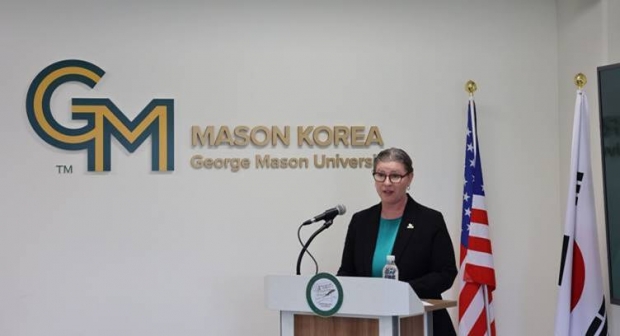 조지메이슨 대학교 샤넌 데이비스(Shannon Davis) 교무처장 겸 산학단장이 학교 소개를  하고 있다