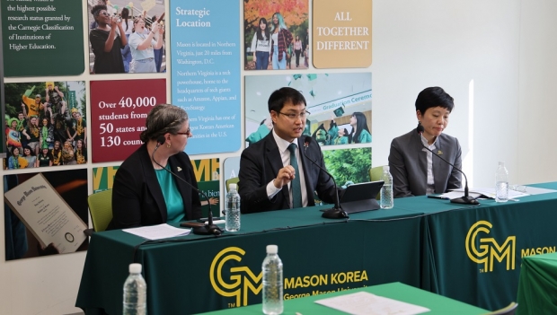 좌측부터 샤넌 데이비스 교무처장 및 산학단장, 조슈아 박 신임 대표, 켈리 정 입학처장.