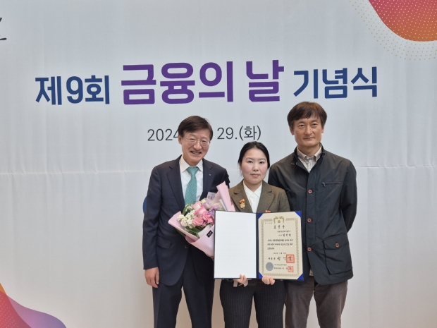 왼쪽부터 이승열 하나은행장, 임선영 씨, 류근철 한국자활복지개발원 본부장