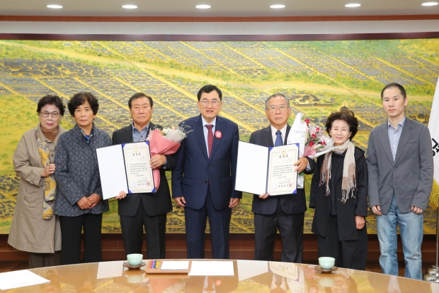 경주시는 지난 1일 청사 내 대외협력실에서 6·25 전쟁 참전 중 무공을 세운 故김해현 중사 유족(사진 좌측)과 故윤원도 상병 유족(사진 우측)에게 무공훈장과 훈장증, 기념패를 전수하고 있다.