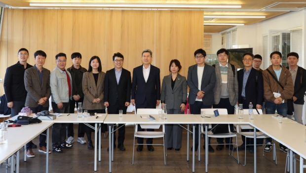 포항시 대표단은 지난달 28일 오스트리아에 위치한 유엔산업개발기구(UNIDO) 본부를 방문해 주요 국제회의를 포항에 유치하는 방안을 제안한 후 기념촬영을 하고 있다.
