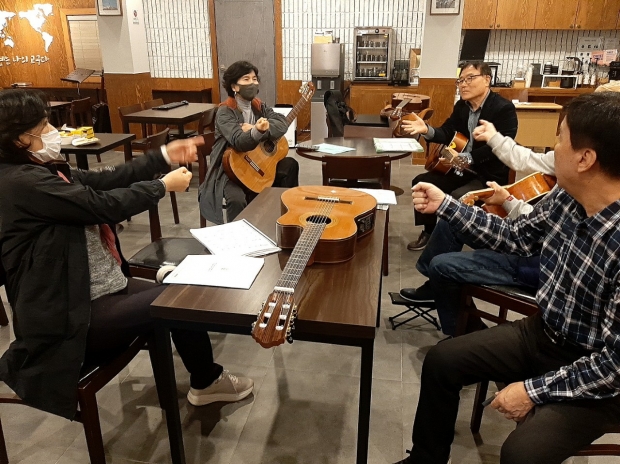 학습 소모임 ’어울림‘이 부천시의 찾아가는 배달강좌 ’학습똑‘ 사업을 통해 ’즐거운 기타 강좌‘를 수강하고 있다