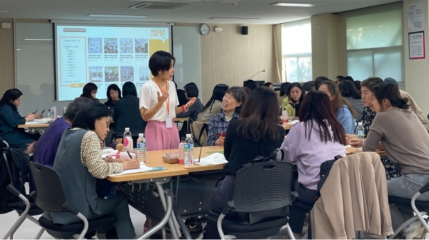 부천시 동(洞) 평생학습센터 ‘학습반디’를 통해 매니저로 활동하게 된 김문경씨가 부산인재평생교육진흥원에서 부산시민을 대상으로 강의하고 있다.