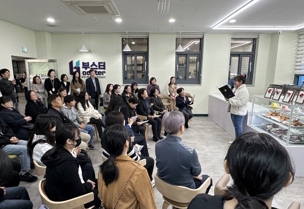 학교 밖 청소년 대표가 ‘부스터’ 개소식에서 축사를 하고 있다.