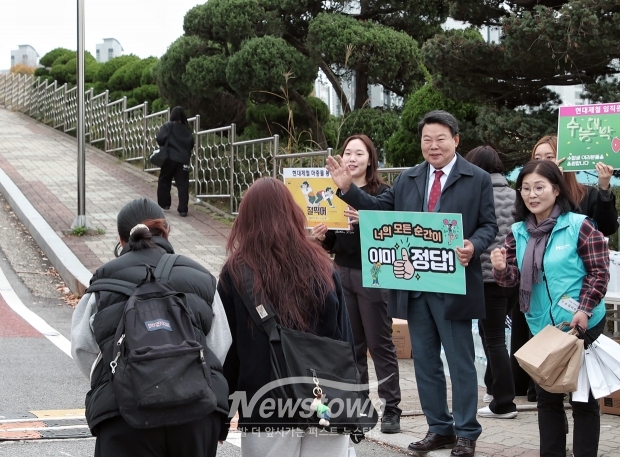 오성환 당진시장이 2025학년도 대학 수학 능력시험일인 11월 14일 신평고와 호서고를 차례로 찾아 응원의 메시지를 담은 피켓을 들고 학생들에게 끝까지 최선을 다할 것을 당부했다.