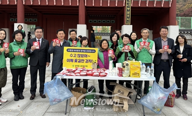 강관식 공주부시장이 2025학년도 대학수학능력시험일인 11월 14일 금성여고와 공주사대부고, 공주고, 공주여고 등 관내 시험장 4곳을 차례로 방문해 수험생들을 격려하고 힘찬 응원의 메시지를 전했다.