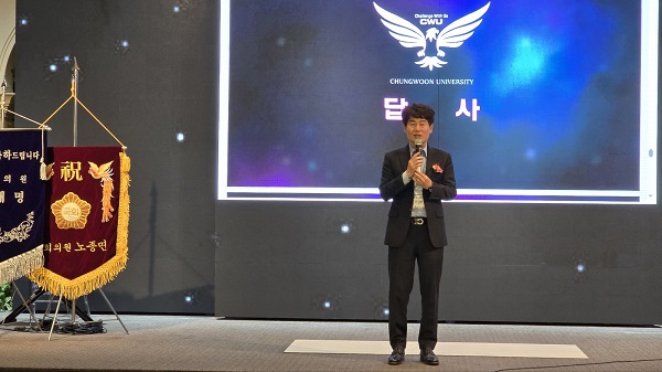 전경천 원우회장이 축사내빈들에 답사 인사말을 전하고 있다.&nbsp;