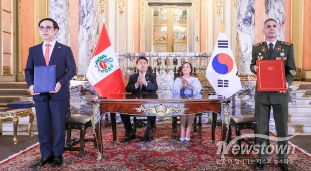 이용배 현대로템 사장과 호르헤 자파타 페루 조병창 대표는 한국과 페루 양국 정상이 참석한 가운데 ‘지상장비 협력 총괄협약서’에 서명했다  / 사진=현대로템 제공