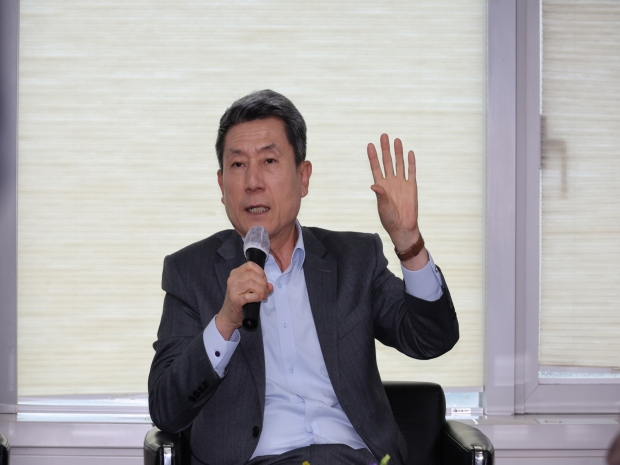 이강덕 포항시장이 19일 시청 브리핑룸을 방문해 해외 출장 성과 등을 설명하고 있다