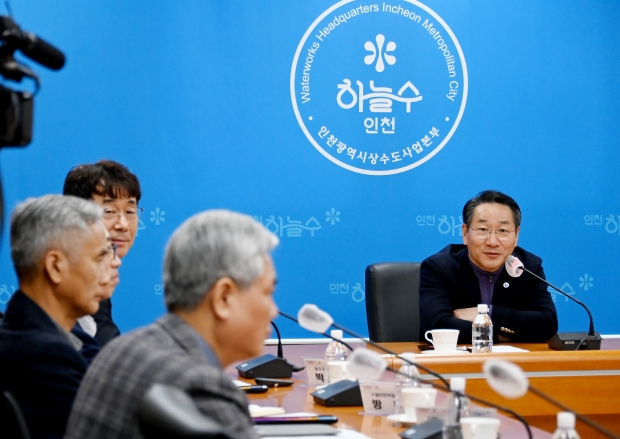 유정복 인천광역시장이 21일 상수도사업본부를 방문해 현황 보고를 받고 있다.
