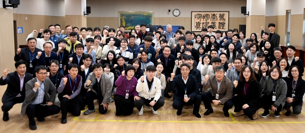 유정복 인천광역시장이 21일 상수도사업본부를 방문해 직원들과 단체사진을 촬영하고 있다.