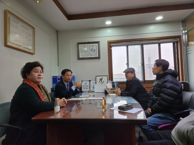 사)전국학교당직기사협회 인천지회(지회장 신양균)회원들이 황보근석비서실장을 면담해 야간숙직자 처우 문제를 논의하고 있다.