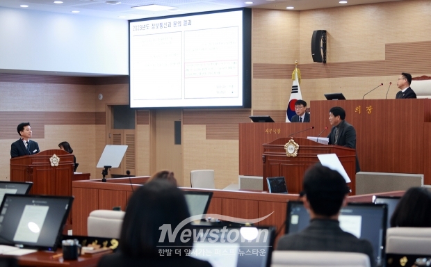 아산시의회 전남수 의원(사진/우측)이 제253회 제2차 정례회 제1차 본회의에서 긴급 현안 질문을 아산시장 권한대행인 조일교 부시장(사진/좌측)에게 질의하고 있다.