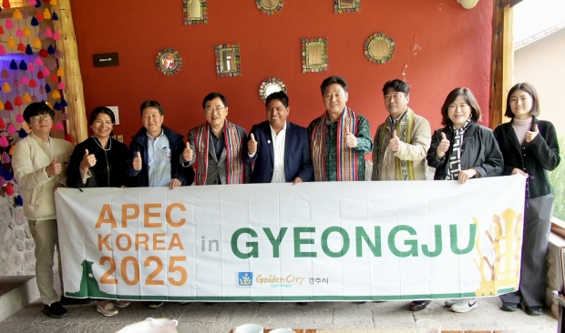 23일(현지 시간), 주낙영 경주시장, 이동협 경주시의회 의장, 이락우 APEC 추진위원장이 우루밤바 시청사에서 로랄드 베라 갈레호스 시장을 접견한 후 기념 촬영을 하고 있다.