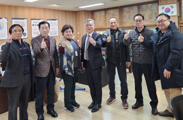 간담회를 마치고 기념촬영을 하고 있다.