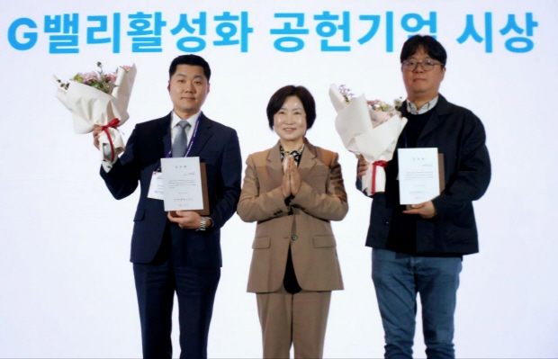 [사진=폴라리스오피스제공] ‘2024 G밸리 네트워킹 데이’에서 G밸리 활성화 공헌기업 수상자들과 기념 촬영을 하고 있다. (왼쪽부터) 모니터랩 박기범 본부장, 구로구청 강월명 기획경제국장, 폴라리스오피스 이해석 부사장