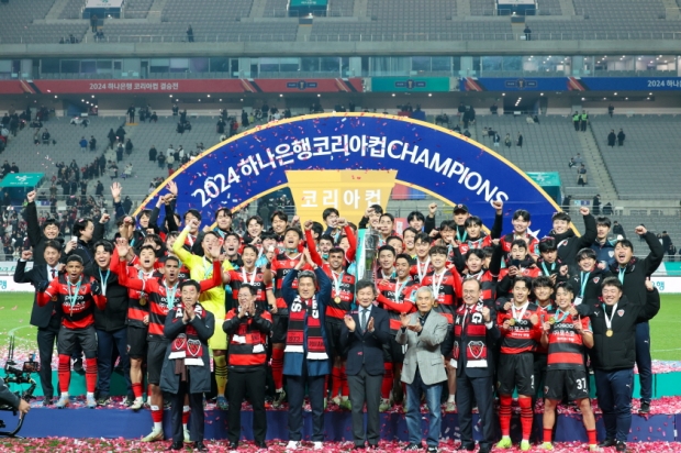 포항스틸러스가 서울월드컵경기장에서 열린 ‘2024 하나은행 코리아컵’ 결승전에서 우승컵을 들어올렸다