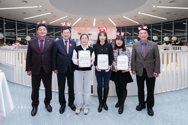 주낙영 시장이 시민축제 운영단 각 대표들에게 감사장을 전달한 후 기념촬영을 하고 있다.