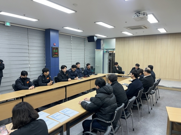포항시가 3일 죽도시장 화재 안전 특별 점검에 앞서 유관기관과 관련 회의를 진행했다