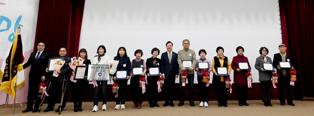 하병필 행정부시장이 6일 시청 대회의실에서 열린 '2024년 자원봉사자의 날 기념행사'에서 유공자 표창을 수여한 뒤 기념촬영을 하고 있다.