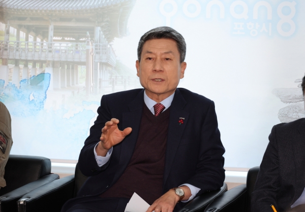 이강덕 포항시장이 9일 시청 브리핑룸을 찾아 연말연시 ‘지역 민생 안정 특별대책’을 설명하고 있다.