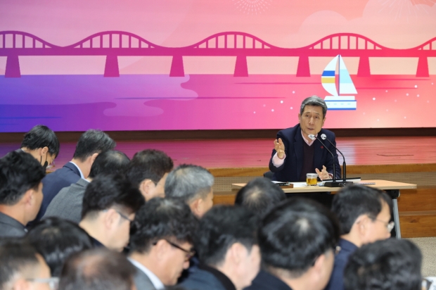 11일 이강덕 시장이 12월 확대간부회의를 주재하며 시민만을 바라보고 시정 현안 업무 추진에 모든 노력을 다해줄 것을 당부했다